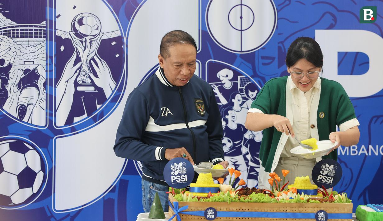 Wakil Ketua Umum I PSSI, Zainuddin Amali (kiri), Wakil Ketua Umum II PSSI, Ratu Tisha (kanan), melakukan potong tumpeng dalam perayaan ulang tahun PSSI yang ke-69 di Stadion Gelora Delta, Sidoarjo, Jawa Timur, Minggu (19/04/2026). (Bola.com/M Iqbal Ichsan)