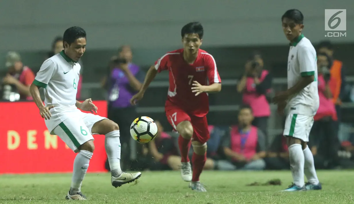 Gelandang Indonesia U-23, Evan Dimas Darmono (kiri) mencoba mengoper bola saat melawan Korea Utara pada laga PSSI Anniversary Cup 2018 di Stadion Pakansari, Kab Bogor, Senin (30/4). Laga berakhir imbang 0-0. (Liputan6.com/Helmi Fithriansyah)