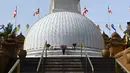Pemandangan kuil Buddha Mahamevna yang sepi selama hari Waisak di bawah penerapan jam malam di Kaduwela, dekat ibu kota Sri Lanka, Kamis (7/5/2020). Kuil-kuil Buddha biasanya dipenuhi umat pada hari Waisak yang menandai kelahiran, pencerahan, dan wafatnya Sang Buddha. (Ishara S. KODIKARA/AFP)