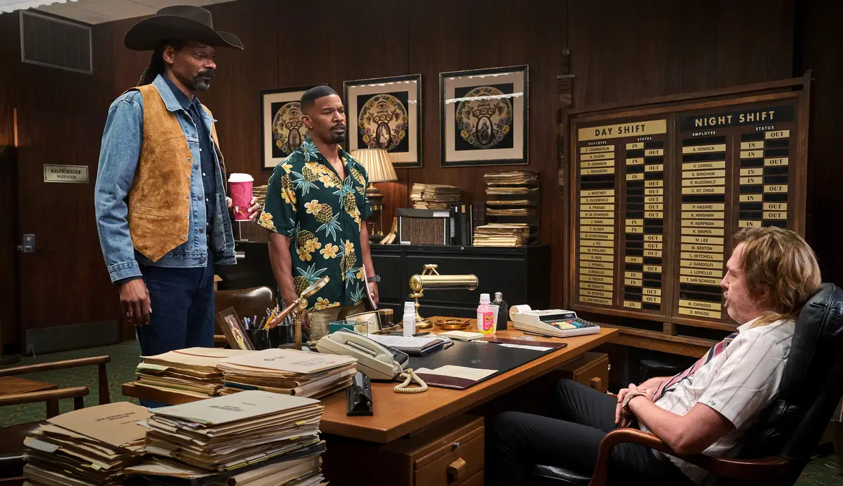 Gambar yang dirilis oleh Netflix ini menunjukkan Snoop Dogg (kiri), Jamie Foxx (tengah), dan Eric Lange (kanan) dalam sebuah adegan film Day Shift. Bud Jablonski yang diperankan oleh Jamie Foxx sehari-hari bekerja sebagai pembersih kolam renang di San Fernando Valley dan berkeinginan untuk memberikan yang terbaik untuk putrinya. (Parrish Lewis/Netflix via AP)