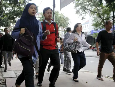 Sejumlah pekerja saat dievakuasi dari kantor mereka di kawasan bisnis Thamrin di Jakarta (14/1/2015). Beberapa ledakan dan suara senjata api terjadi di pusat ibukota Indonesia, Polisi mencurigai seorang melakukan aksi bom bunuh diri. (REUTERS/Beawiharta)