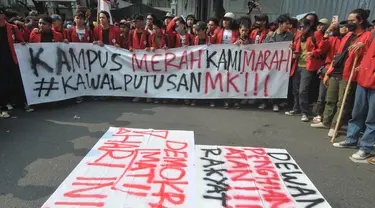 Sejumlah mahasiswa menggelar aksi unjuk rasa di depan Gedung Komisi Pemilihan Umum (KPU), Jakarta, Jumat (23/8/2024). (merdeka.com/Imam Buhori)