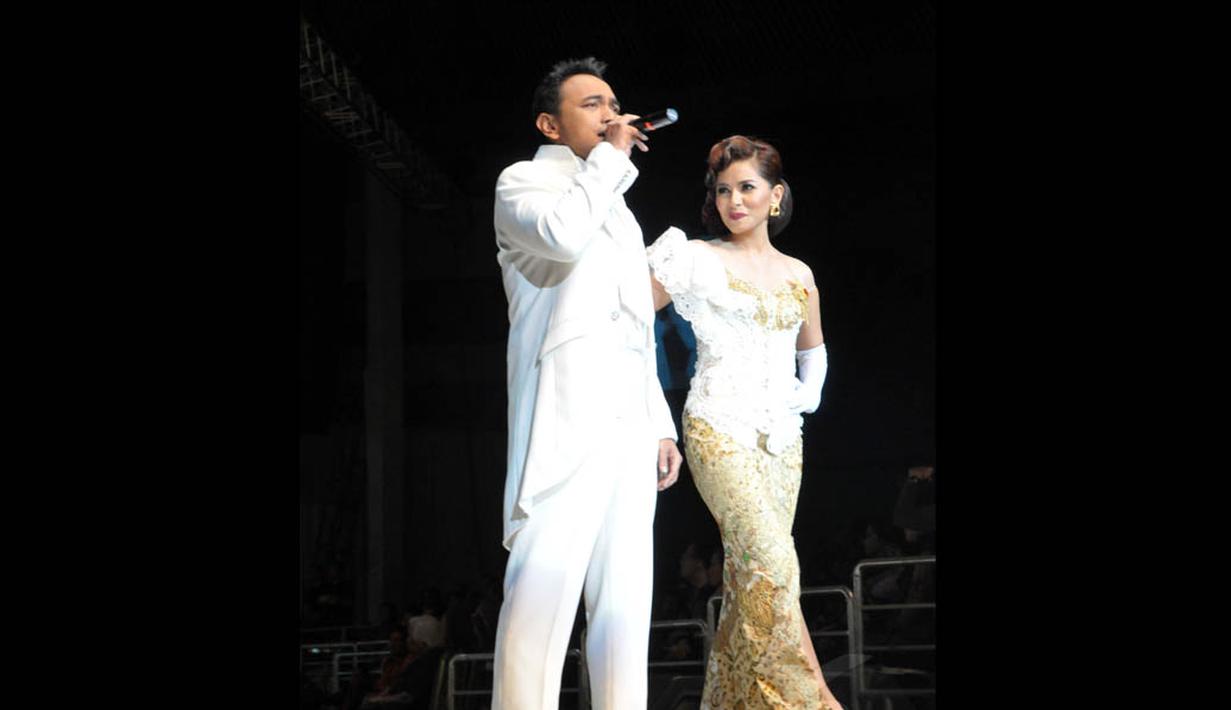 Bebi Romeo menyanyikan lagu miliknya yang berjudul 'Bunga Terakhir' saat berjalan di atas catwalk bersama Meisya Siregar, Jakarta, (3/9/14). (Liputan6.com/Panji Diksana)