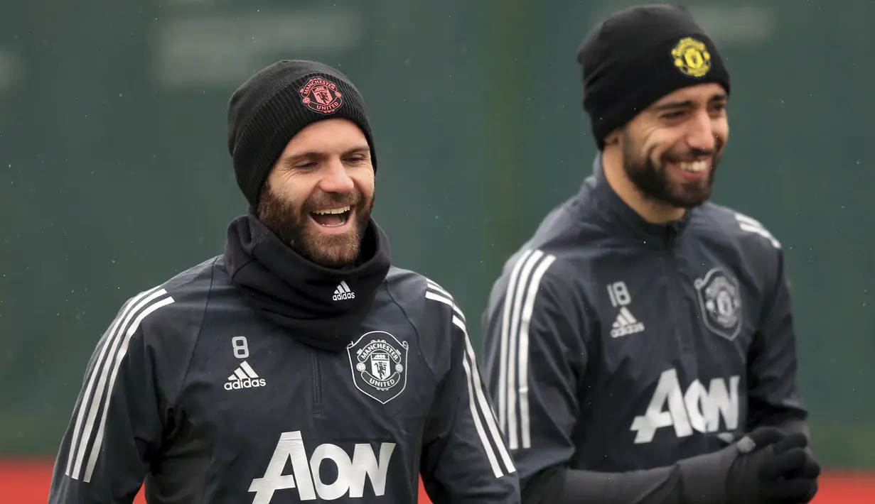 Gelandang Manchester United, Juan Mata (kiri) dan Bruno Fernandes saat mengikuti sesi latihan tim di Manchester, Inggris, Rabu (19/2/2020). MU akan bertanding melawan wakil Belgia, Club Brugge pada leg pertama babak 32 besar Liga Europa di Jan Breydel Stadion. (Simon Cooper/PA via AP)