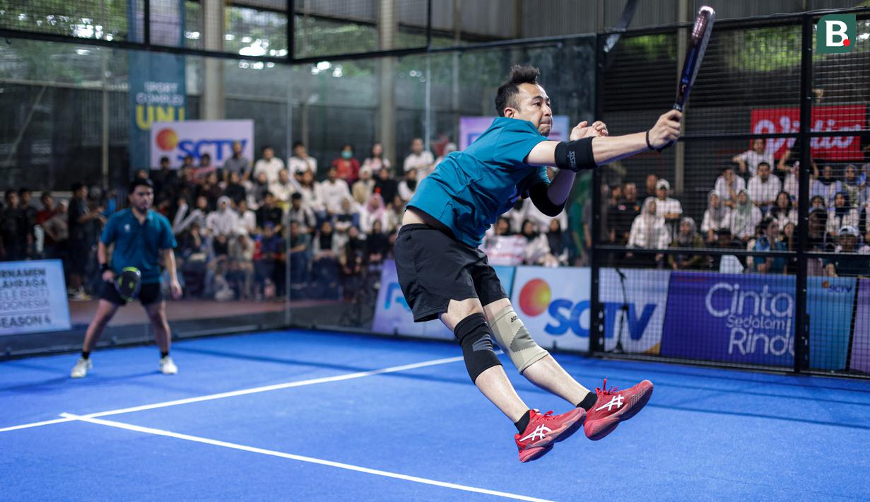 <p>Selebritas Indonesia, Raffi Ahmad melakukan pukulan smash ke arah pasangan Saih Halilintar dan Fateh Halilintar dalam laga final ganda putra padel Turnamen Olahraga Selebriti Indonesia (TOSI) Season 4 di GOR UNJ, Rawamangun, Minggu (09/11/2025). (Bola.com/Bagaskara Lazuardi)</p>