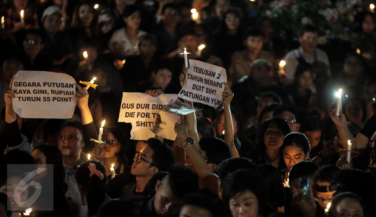 Ribuan pendukung Ahok menggelar acara Malam Solidaritas atas Matinya Keadilan di Tugu Proklamasi, Jakarta (10/05). Mereka datang mengenakan pakaian hitam-hitam. (Liputan6.com/Faizal Fanani)