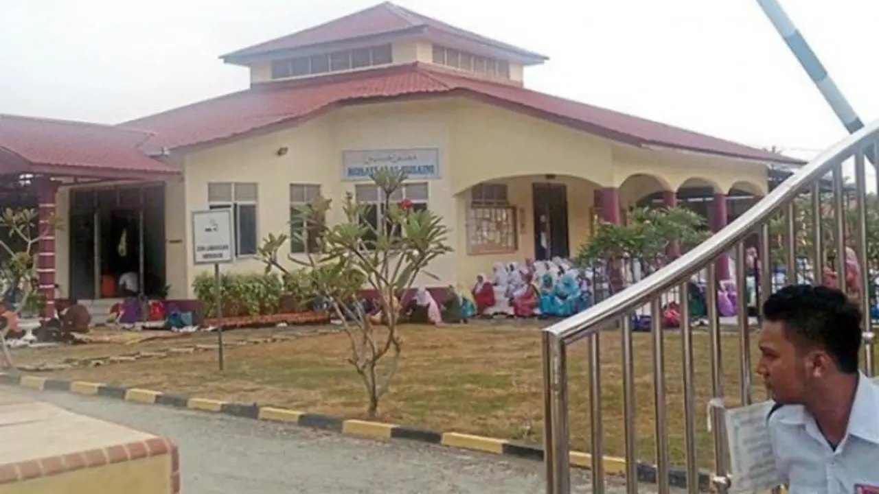 Para siswa sedang mengaji di mushola setelah sekolahnya mengalami kesurupan massal.