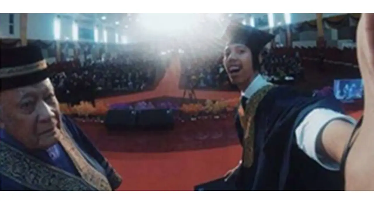 Selfie Saat Prosesi Wisuda, Pria Ini Gagal Dapat Gelar