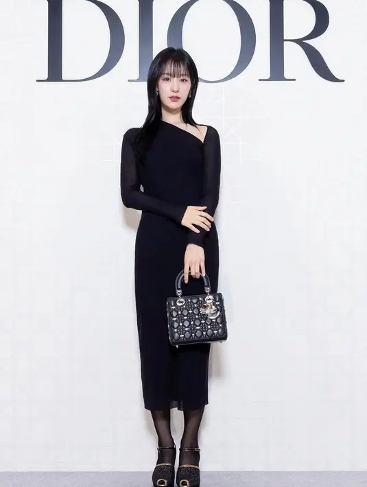 Dari foto yang diunggahnya, Kim Ji Won tampil dengan rambut baru saat hadiri event Dior [@ghdqhdls_]