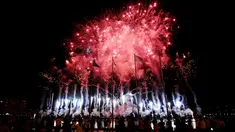 Pesta kembang api melatarbelakangi bendera negara peserta saat pembukaan Sea Games 2015 di National Stadium Singapura, Jumat (5/6/2015). Sea Games 2015 berlangsung pada 5-16 Juni dan melombakan 36 cabang olahraga. (Liputan6.com/Helmi Fithriansyah)