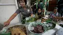 Sejumlah Polwan membuat getuk saat bakti sosial di Pasar Cebongan,Sleman, (25/8). Bakti sosial di selanggarakan oleh Polres Sleman untuk menyambut HUT Polwan ke 68. (Boy Harjanto)