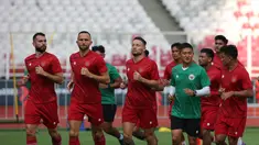 Para punggawa Timnas Indonesia berlari mengelilingi lapangan sebelum latihan dimulai di Stadion Gelora Bung Karno, Selasa (20/12/2022). (Bola.com/Abdul Aziz)