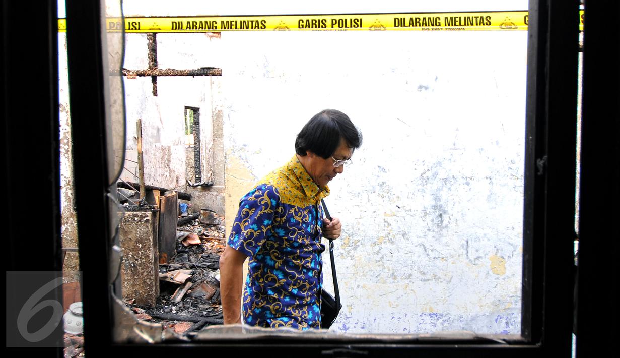Ketua Komnas Perlindungan Anak Seto Mulyadi, yang akrab disapa Kak Seto saat berada di kantor Komisi Nasional Perlindungan Anak (Komnas PA) yang terbakar 28 Juni lalu, di kawasan Pasar Rebo, Jakarta, Senin (29/6/2015). (Liputan6.com/Yoppy Renato)