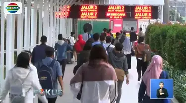 Di Stasiun Cilebut, Bogor, calon penumpang tampak menunggu kereta yang akan menuju Jakarta.