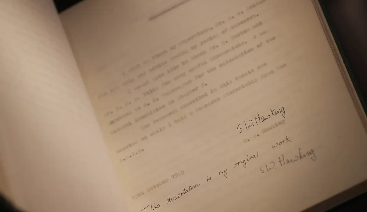 Sebuah gambar menunjukkan salah satu dari lima salinan tesis fisikawan teoretis, Stephen Hawking di Cambridge University pada 1965 selama sesi pemotretan untuk acara pelelangan di Balai Lelang Christie, London, Selasa (30/10). (Daniel LEAL-OLIVAS/AFP)