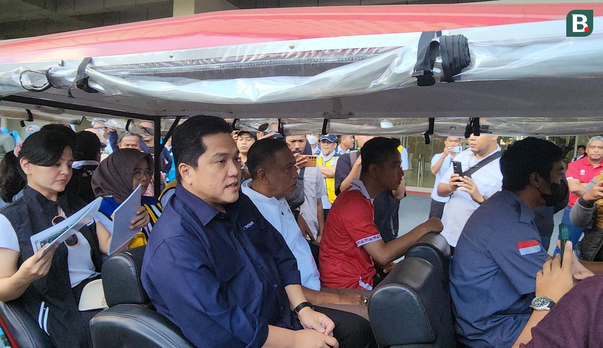 Ketua Umum PSSI, Erick Thohir, saat menumpangi kereta kelinci yang telah disediakan untuk berkeliling ke area Stadion Manahan, Solo, Minggu (12/3/2023). (Bola.com/Radifa Arsa)