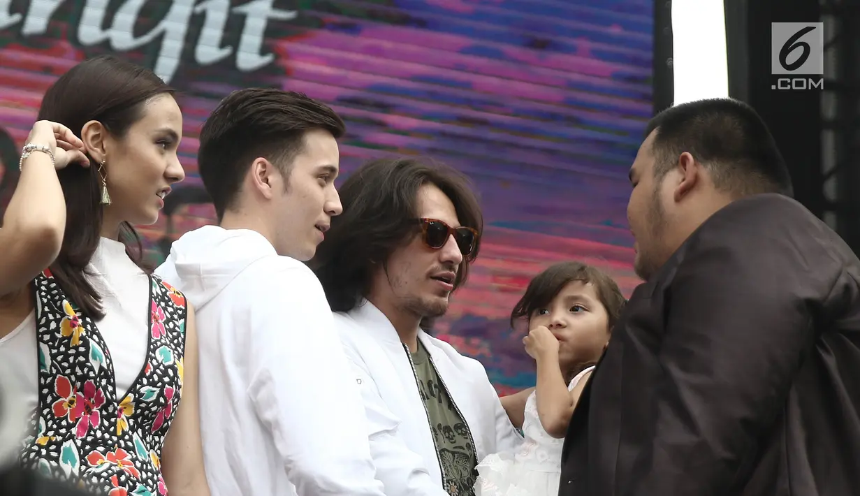 Nesya Marcella, Stefan William dan Dylan Carr saat meet & greet pemain sinetron Anak Langit dalam acara Vidio Fair 2.0 di Gandaria City Mall, Sabtu (3/11). Vidio Fair 2.0 kali ini mengambil tema One Stop Event You Can Get. (Liputan6.com/Herman Zakharia)