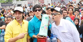 Pemeran film Warkop DKI Reborn 2 kini sedang giat mempromosikan film terbaru mereka. Vino G Bastian, Abimana, dan Indro menyambangi area Car Free Day untuk bertemu dengan para penggemarnya. (Deki Prayoga/Bintang.com)