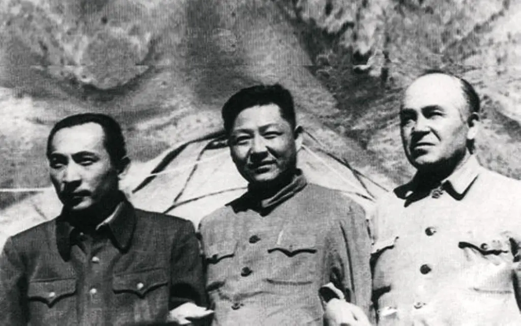 Ayah Xi Jinping, Xi Zhongxun (tengah), petinggi China yang jadi korban kebijakan Mao Zedong (Wikipedia/Public Domain)
