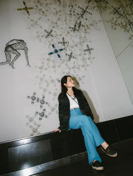 Pesona manis Marsha Aruan memadukan tank top putih dengan outer hitam dan celana jeans biru panjang. [Foto: Instagram/aruanmarsha]