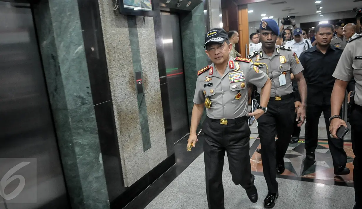 Kapolri Jendral Tito Karnavian saat tiba di kantor Kementerian Perhubungan, Jakarta, Selasa (11/10). Polda Metro Jaya menggelar operasi tangkap tangan (OTT) di Kantor Kemenhub terkait praktek pungli perizinan kapal. (Liputan6.com/Faizal Fanani)