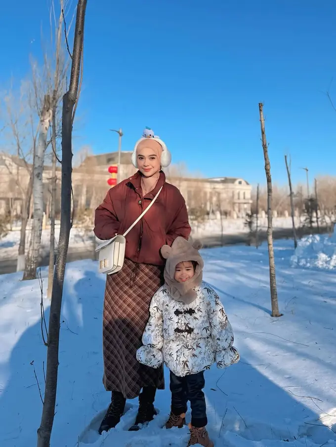 Gaya Modis Anak Artis yang Mencuri Perhatian di Liburan Musim Dingin dari Ameena-Azura Putri Aurel Hermasyah hingga Moana Putri Ria Ricis