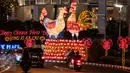 Sejumlah kendaraan melintas di depan lampion berbentuk ayam di kawasan SCBD, Jakarta, Kamis (26/1). Ornamen khas Imlek mulai menghiasi berbagai sudut Ibukota jelang perayaan Tahun Baru Imlek 2568. (Liputan6.com/Gempur M Surya)