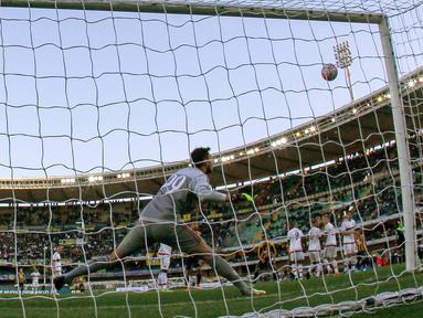 Pemain Verona, Luca Siligardi mencetak gol indah lewat tendangan bebas ke gawang AC Milan pada lanjutan Liga Italia Seire A pekan ke-35 di Stadio Marc'Antonio Bentegodi, Senin (25/4/2016) malam WIB. (EPA/Filipo Venezia)