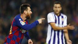 Striker Barcelona, Lionel Messi, melakukan selebrasi usai membobol gawang Real Valladolid pada laga La Liga 2019 di Stadion Camp Nou, Selasa (29/10). Barcelona menang 5-1 atas Real Valladolid. (AP/Joan Monfort)
