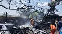 Proses pemadaman satu unit kios yang terbakar di Bandar Lampung diduga disebabkan oleh ODGJ yang sembarangan membakar sampah. Foto : (Istimewa).