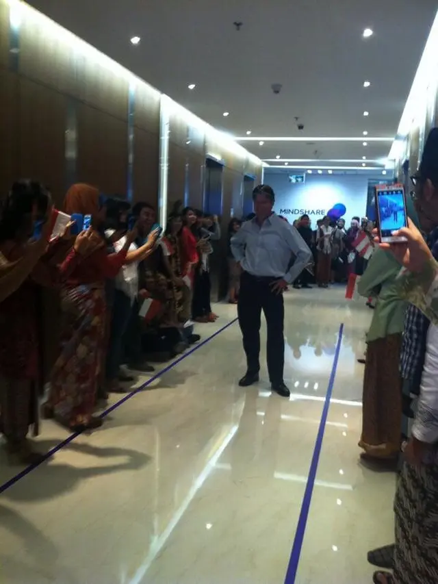 Tokoh dunia mengenakan baju adat Indonesia.
