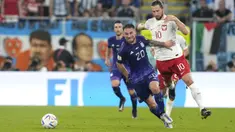 Pemain Argentina Alexis Mac Allister (kiri) berebut bola dengan pemain Polandia Grzegorz Krychowiak selama pertandingan sepak bola grup C Piala Dunia 2022 di Stadion 974, Doha, Qatar, Rabu (30/11/2022). Dalam pertandingan melawan Polandia, Argentina lebih unggul dua skor dari tim asuhan Czeslaw Michniewicz tersebut. (AP Photo/Darko Bandic)