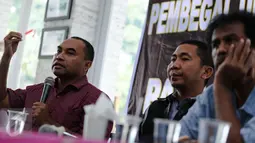 Haris Rusli Moti (kiri) memberikan paparan saat berdiskusi mengenai kisruh Freeport di Jakarta, Minggu (6/12/2015). Dialog tersebut bertema "Pembegal UUD dan UU Minerba Vs Papa Minta Saham". (Liputan6.com/Faizal Fanani) 