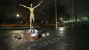 Penampakan patung Zlatan Ibrahimovic yang rusak di depan Stadion Malmo FF, Swedia, Minggu (22/12). Perusakan patung tersebut dilakukan fans Malmo karena kecewa sang idola berinvestasi di klub rival, Hammarby. (AFP/Johan Nilsson)