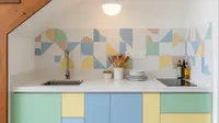 11 Inspirasi Dapur Bawah Tangga untuk Rumah Sempit 2 Lantai, Fungsional Estetik