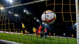 Pemain Borussia Dortmund, Mats Hummels, mencetak gol ke gawang Liverpool pada laga leg pertama perempat final Liga Europa di Stadion Signal Iduna Park, Dortmund, Jumat (8/4/2016) dini hari WIB. (AFP/Patrik Stollarz)
