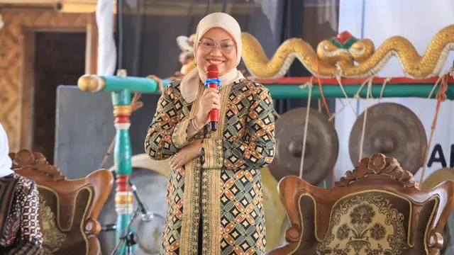 Menteri Ketenagakerjaan (Menaker) Ida Fauziyah menyampaikan dua pesan kepada masyarakat warga Desa yang berkeinginan bekerja ke luar negeri menjadi Pekerja Migran Indonesia (PMI)