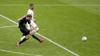 Jerman tak tinggal diam. Thomas Muller punya peluang emas setela beradapan satu lawan satu dengan Pickford. Namun, bola sepakannya melenceng. (Foto: AP/Pool/Matthew Childs)