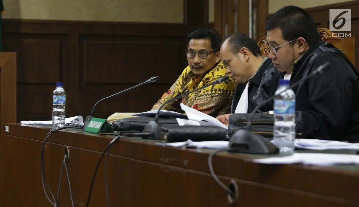 Terdakwa dugaan gratifikasi terkait kerja sama jasa pelayaran Bowo Sidik Pangarso (kiri) menyimak keterangan saksi saat sidang lanjutan di Pengadilan Tipikor, Jakarta, Rabu (25/9/2019). Sidang mendengar keterangan saksi, salah satunya mantan Dirut PLN, Sofyan Basir . (Liputan6.com/Helmi Fithriansyah