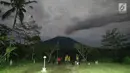 Potret pemandangan Gunung Agung di Karang Asem, Bali (30/11). H+6 pasca erupsi, warna merah di puncak Gunung Agung mulai tampak samar, berbeda dengan beberapa hari sebelumnya. (Liputan6.com/Immanuel Antonius)