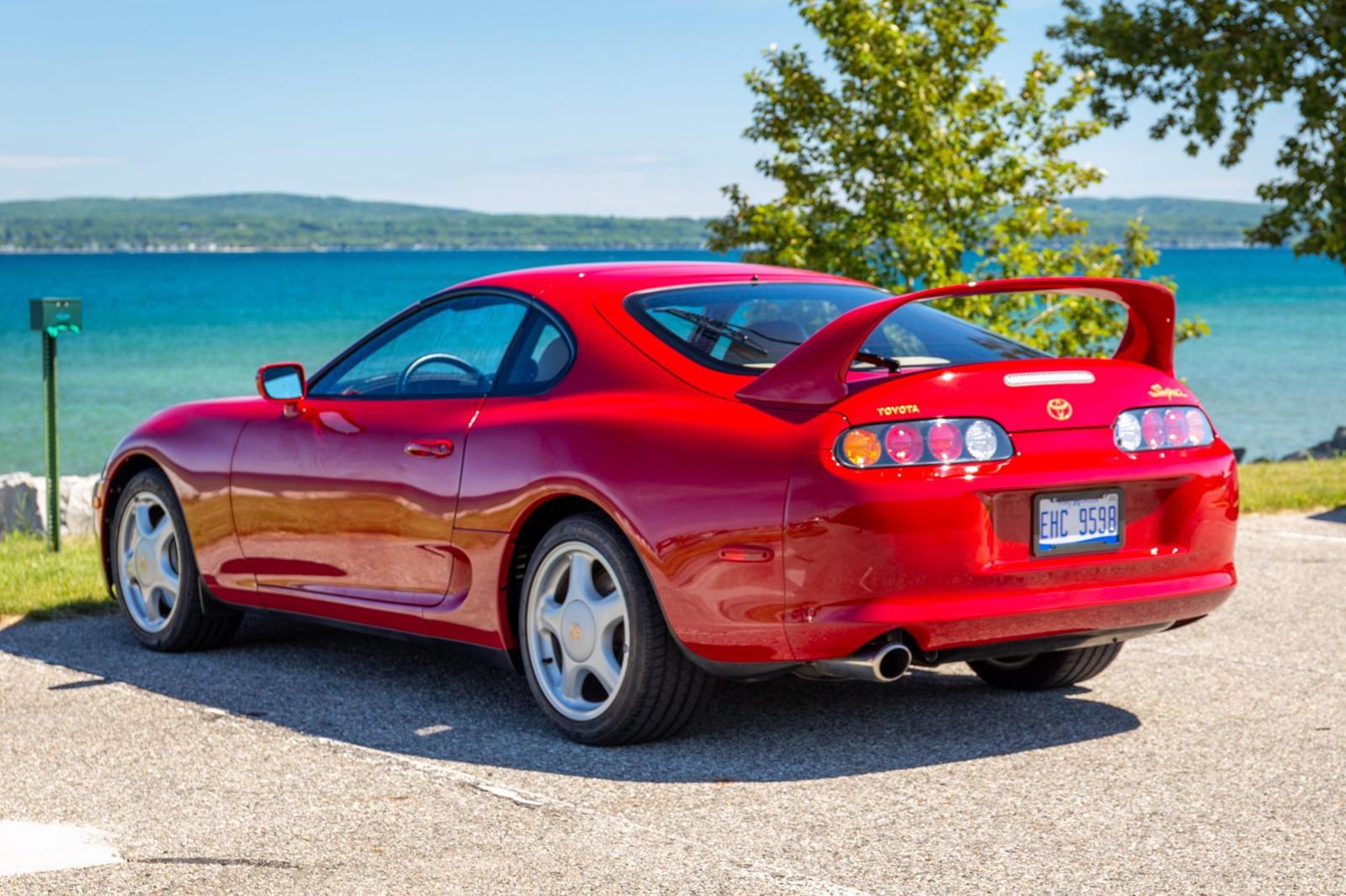 Sisi belakang Toyota Supra A80. (bring a trailer via carbuzz.com)
