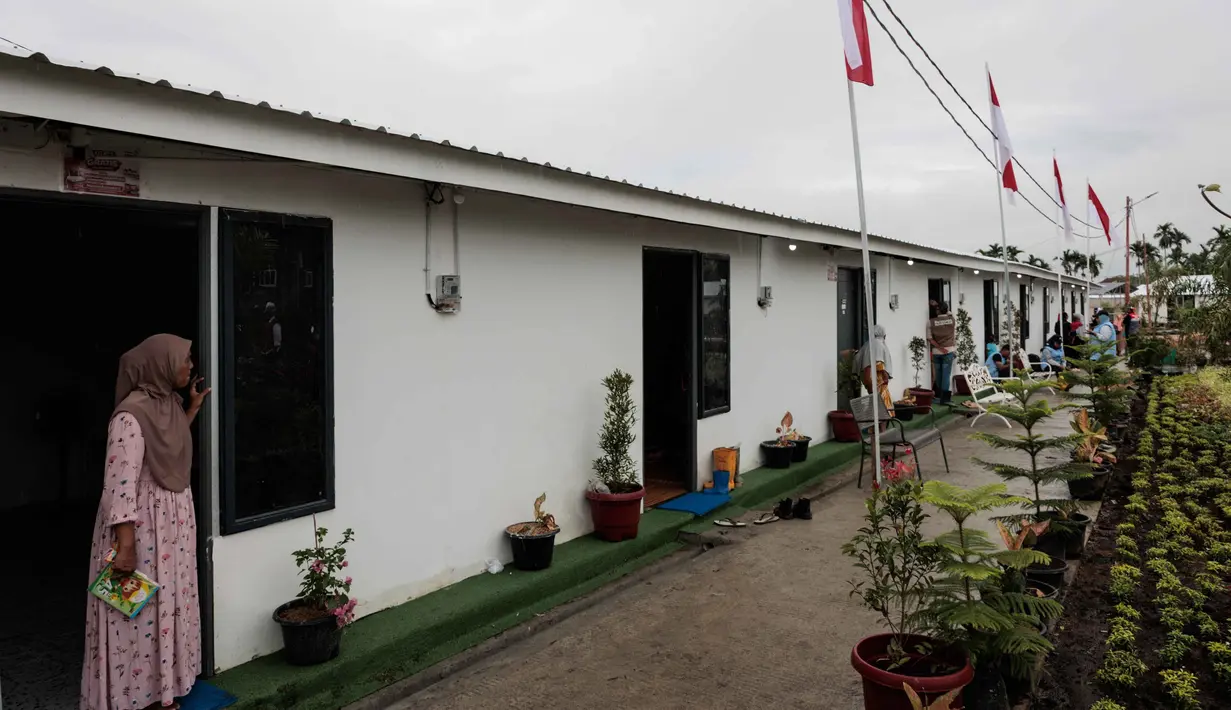 Pada Kamis (8/1), Danantara Indonesia secara resmi menyerahkan 600 unit huntara kepada Pemerintah Kabupaten Aceh Tamiang sebagai penanda bahwa kawasan hunian tersebut siap dimanfaatkan melalui mekanisme pengelolaan pemerintah daerah. Tampak dalam foto, unit-unit perumahan sementara yang dibangun oleh Danantara, Badan Pengelola Investasi (BPI) strategis Indonesia, sedang dibangun untuk warga yang dievakuasi akibat banjir bandang, seiring dengan berlanjutnya pembangunan di 14 lokasi di Aceh Tamiang, provinsi Aceh, pada Kamis 8 Januari 2026. (ADITYA AJI/AFP)