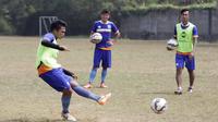 Pemain PBR, Bagas melatih tendangan pada latihan jelang Piala Jenderal Sudirman di Lapangan National Youth Training Center, Sawangan, Depok, Jawa Barat, Senin (2/11/2015). (Bola.com/Vitalis Yogi Trisna)