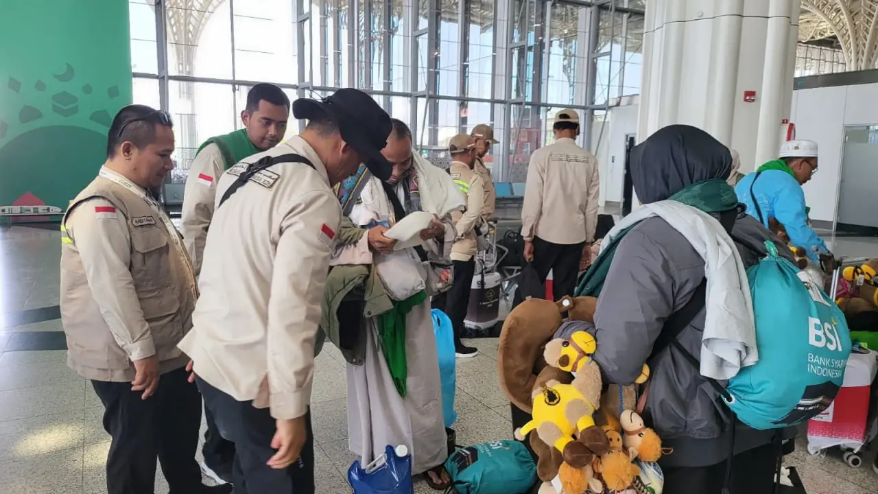 Zainab dan suaminya, Masykur saat memakai baju gamis berlapis-lapis agar lolos pemeriksaan security keberangkatan internasional di Bandara Internasional Pangeran Mohammad bin Abdulaziz Madinah (Liputan6.com/Asnida Riani)