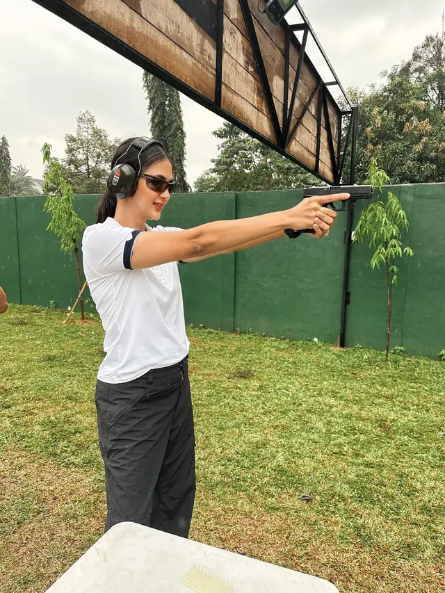 Paula Verhoeven melakukan olahraga menembak (Instagram/paula_verhoeven)