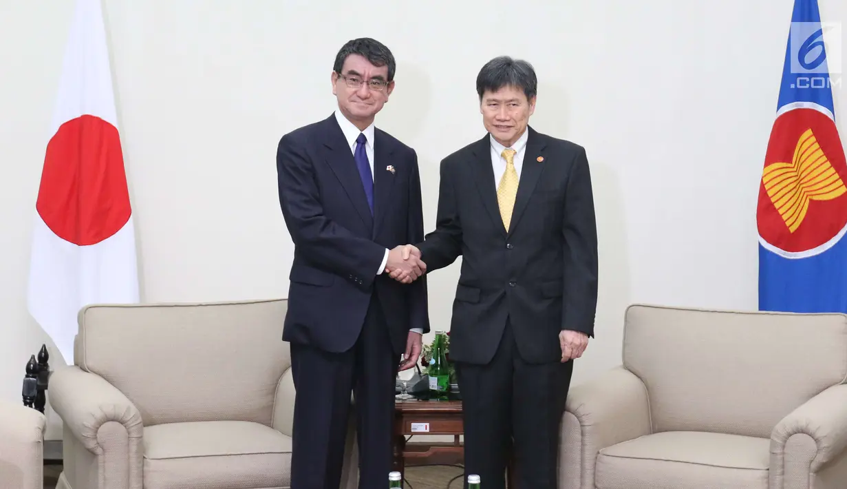 Menteri Luar Negeri Jepang Taro Kono (kiri) berjabat tangan dengan Sekjen ASEAN, Lim Jock Hoi usai melakukan pertemuan di Gedung Sekretariat ASEAN, Jakarta, Selasa (26/6). Pertemuan menandai hubungan Jepang dan ASEAN yang ke-45 (Liputan6.com/Angga Yuniar)