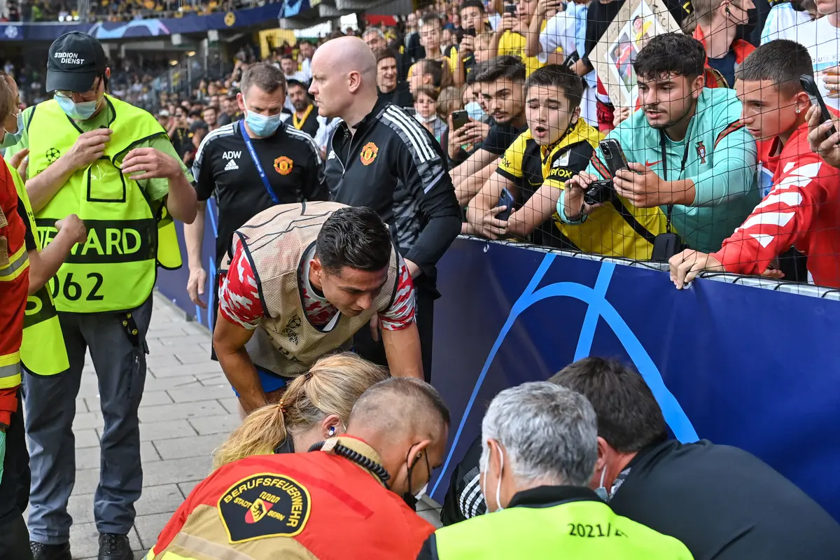 Foto: Aksi Terpuji Cristiano Ronaldo Hampiri Petugas Wanita yang Terkena Tendangan Kerasnya