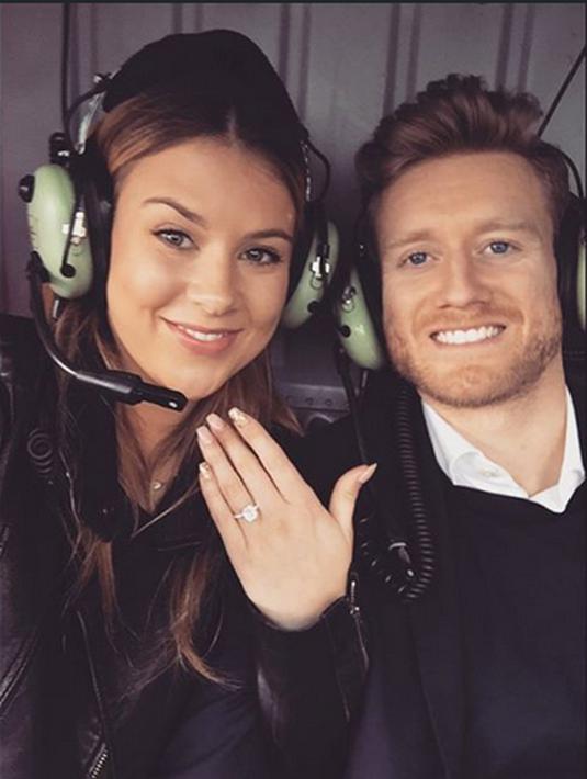 Andre Schurrle mengumumkan pertunangannya dengan sang kekasih, Montana Yorke, jelang malam tahun baru 2016. (Instagram/Montsxo)