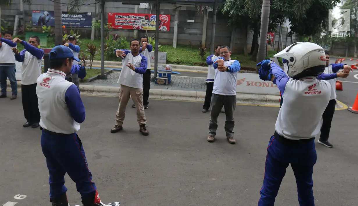 Peserta melakukan pemanasan sebelum mengikuti kegiatan safety riding di Track Safety Riding Center PT Wahana Makmur Sejati (WMS) Jatake, Tangerang, Banten, Kamis (11/7/2019). Kegiatan safety riding tersebut dilakukan guna mengedukasi masyarakat terkait berkendara aman. (Liputan6.com/Angga Yuniar)