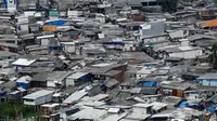 Kehidupan warga pemukiman kumuh di Bantaran Waduk Pluit ini merupakan sekelumit potret kemiskinan di Indonesia, Jakarta, (10/9/14). (Liputan6.com/Faizal Fanani)